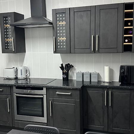 Modern 2 Bed Near Turf Moor Football Stadium, Parks, Canal And Lake Burnley Eksteriør bilde